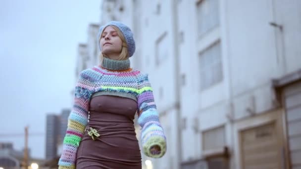 Woman Wearing Knitted Accessories Walking City Daytime — Stock Video