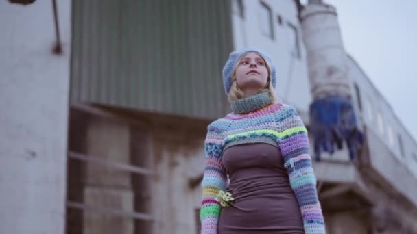 Prise Vue Angle Bas Une Femme Tricot Coloré Debout Près — Video