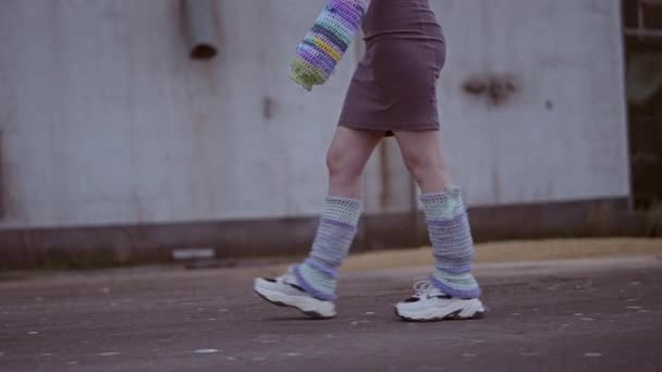 足を暖かく編んだ女性の足を示す地面のレベルのショット — ストック動画