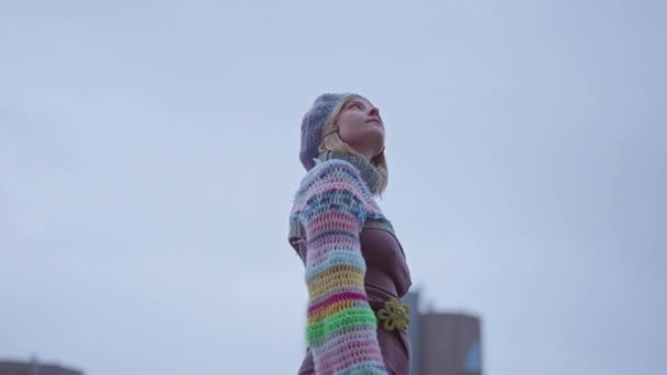 Nízkoúhlý Obloukový Snímek Ženy Pestrobarevném Pleteném Oblečení Rozhlížející Během Dne — Stock video