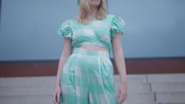 Sarışın Bir Kadının Kareli Bir Akuamarin Kıyafeti Giyip Moda Çekimi — Stok video