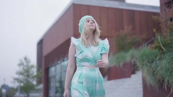 Tiro Médio Uma Mulher Loira Vestindo Uma Roupa Aquamarine Quadriculada — Vídeo de Stock