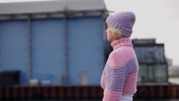 분홍색 보라색 스웨터를 여자가 다니며 주위를 둘러보고 모습의 — 비디오