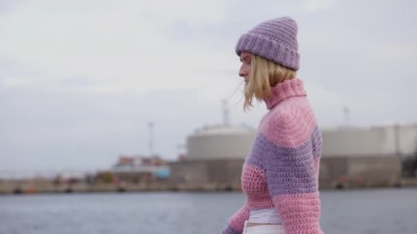 Una Donna Che Indossa Accogliente Maglione Lana Cammina Con Raffinatezza — Video Stock