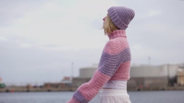 Pan Shot Captures Woman Walking While Wearing Warm Pink Purple — Stock Video