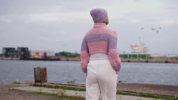 연분홍 스웨터를 항구를 바라본다 — 비디오