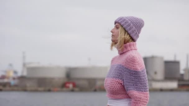 一个穿着羊毛衫的女人站在那里 她的出现流露出平静和内心的平静 — 图库视频影像