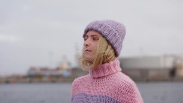 스웨터를 여자가 곳에서 바라보는 가운데찍은 — 비디오