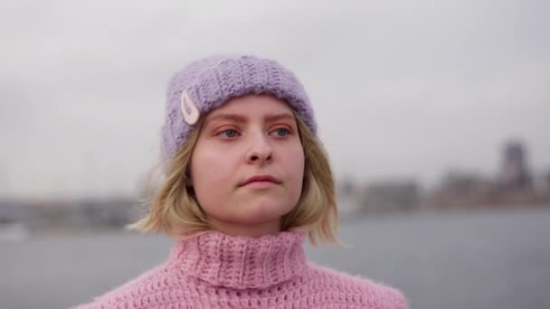 一个穿着羊毛衫 头戴帽子的女人凝视着地平线的特写镜头 — 图库视频影像