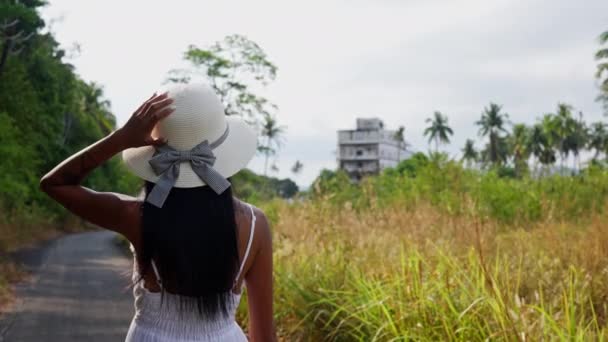 Ένα Μεσαίο Πλάνο Μιας Γυναίκας Λευκό Φόρεμα Που Προσαρμόζει Καπέλο — Αρχείο Βίντεο