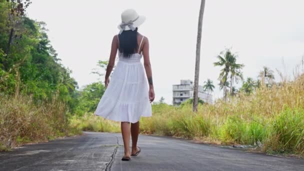 Θέα Πίσω Από Μια Γυναίκα Λευκό Φόρεμα Που Φτιάχνει Καπέλο — Αρχείο Βίντεο
