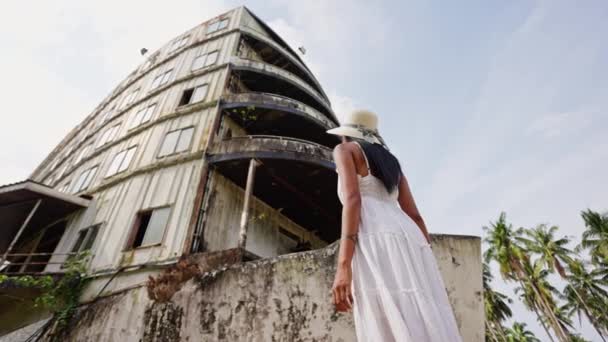 Uma Visão Baixo Ângulo Uma Mulher Com Vestido Branco Chapéu — Vídeo de Stock