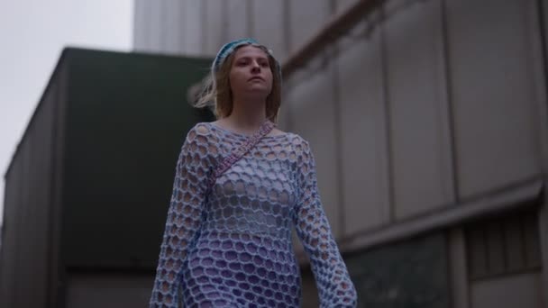 Ett Medium Skott Blond Kvinna Trendig Ljusblå Stickad Klänning Promenader — Stockvideo