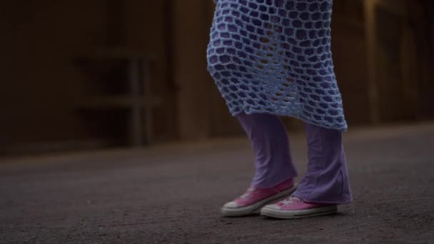 Detailní Záběr Zaměřením Nohy Ženy Kráčející Ukazující Pletené Šaty Partnerem — Stock video