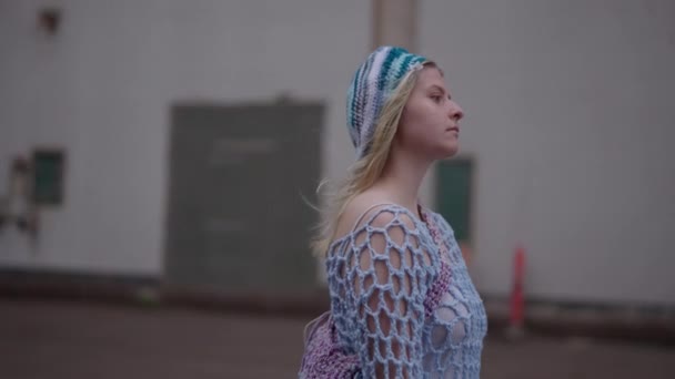Середній Дуговий Знімок Блондинки Світло Блакитному Трикотажі Ходить Вдень — стокове відео