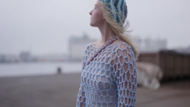 Sarışın Bir Kadının Açık Mavi Bir Delikte Örülmüş Bir Elbiseyle — Stok video