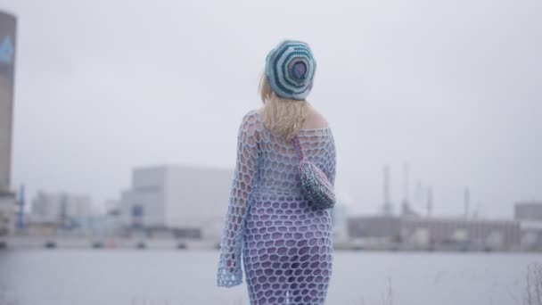 Ustupující Pohled Zezadu Záběr Blondýny Žena Sobě Barevné Pletené Oblečení — Stock video
