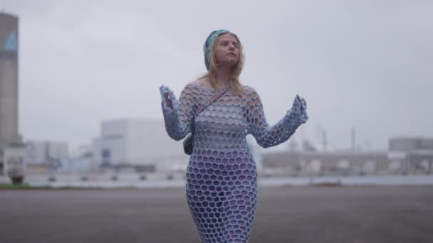 Medium Full Bild Blond Kvinna Ljusblå Stickade Kläder Med Stickade — Stockvideo