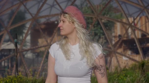 Una Foto Una Mujer Rubia Con Una Camisa Blanca Una — Vídeo de stock