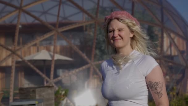Eine Mittlere Aufnahme Einer Blonden Frau Mit Weißem Hemd Und — Stockvideo