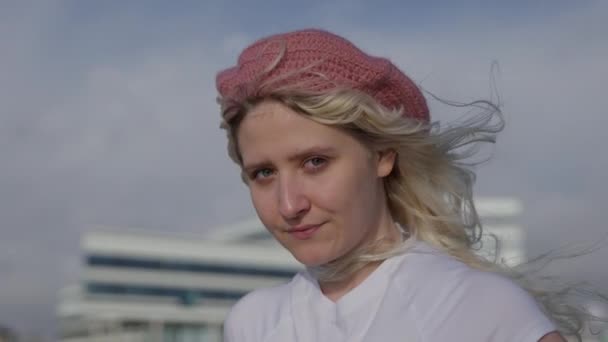 Close Bue Skudt Blond Kvinde Iført Hvid Skjorte Lyserød Baret – Stock-video