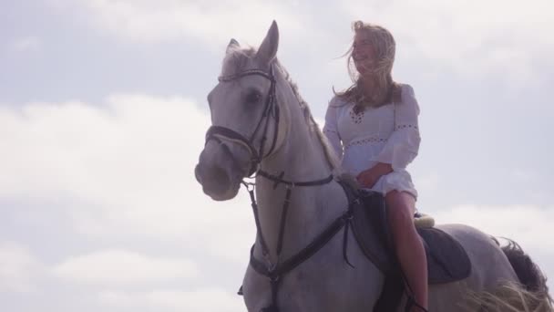 Flachbild Eines Mädchens Einem Weißen Kleid Auf Einem Pferd Das — Stockvideo