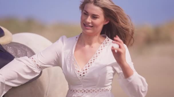 勇敢な女の子のミディアムクローズアップショット 昼間の間に白い馬を賭ける — ストック動画