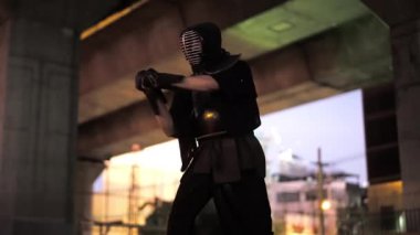 Kendo sanatında büyüleyici bir beceri ve ustalık gösterisi sergileyen bir adam.