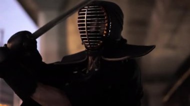 Kendo savaşçısının bedeni, sporu dışarıda çalışırken bir tutumdan diğerine pürüzsüz bir şekilde geçiş yapar.