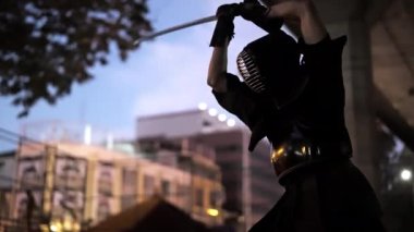 Kendo 'nun zamansız ruhunu kentin arka planında somutlaştıran bir adam.