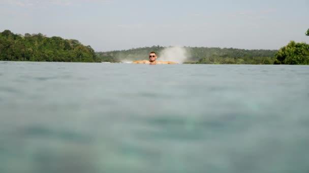 Nízký Úhel Záběru Muže Relaxujícího Jezírku Pozadí Vodních Par Vystupujících — Stock video