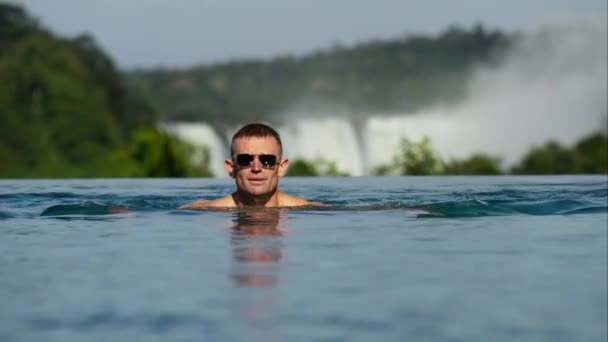 Seorang Pria Berkacamata Hitam Berenang Kolam Renang Setinggi Leher Dan — Stok Video