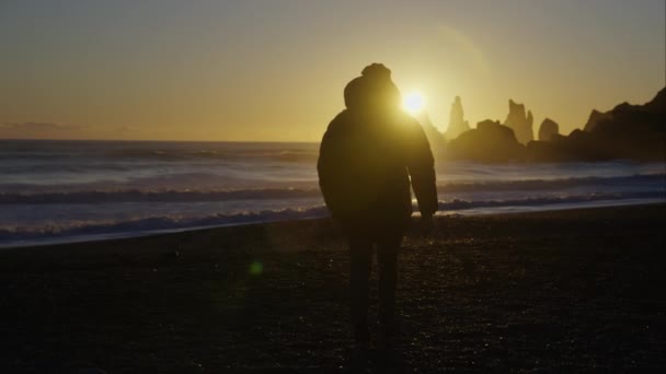 Homem Enfrenta Pôr Sol Enquanto Caminha Nas Praias Reynisfjara Areias — Vídeo de Stock