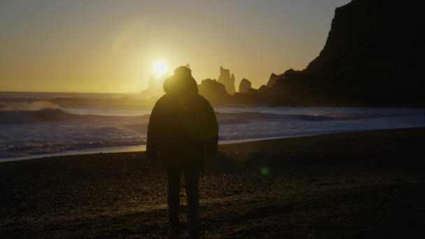 Закат Солнца Яркие Лучи Сияют Человека Идущего Берегам Исландии Reynisfjara — стоковое видео