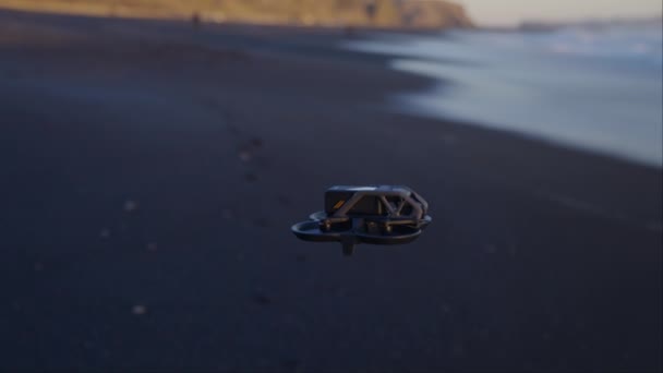 Eine Drohne Gleitet Tief Über Den Schwarzen Sand Strand Von — Stockvideo