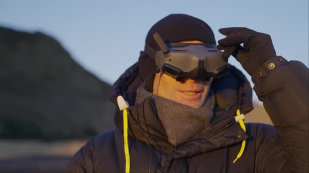 Hombre Ajusta Antena Sus Gafas Fpv Cerca Islandia Reynisfjall Montaña — Vídeos de Stock