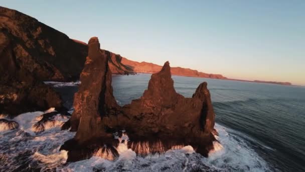 Dron Lata Nad Plażą Reynisfjara Islandii Rejestrując Zdjęcie Pov Majestatycznych — Wideo stockowe