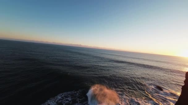 アイスランドのレイニス フィハラビーチ上空を飛行する無人機のPovショット レイニスドラナール海底スタック — ストック動画