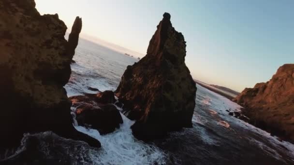 ドローンはレイニス フィハラの素晴らしい海岸を捉え 日没時のレイニスドラナール海岸付近のゆっくりとした動きで飛ぶ — ストック動画