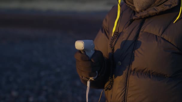 一名男子在冰岛度假时用手套双手操纵无人驾驶飞机的特写镜头 — 图库视频影像