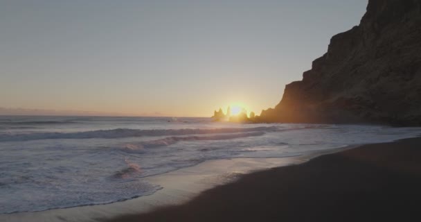 アイスランドのレイニス フィハラ ビーチのレイニスドラナール海岸の背後にある太陽のドローンPov — ストック動画