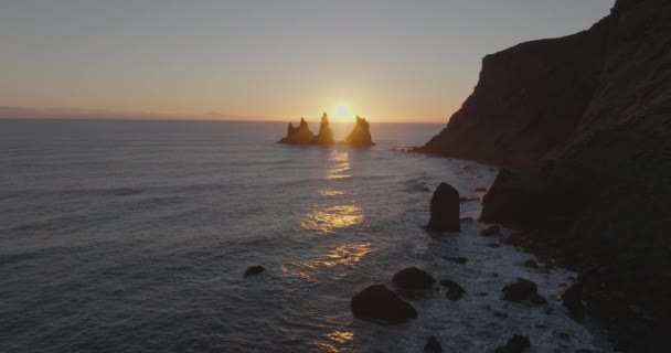 アイスランドからのこのPovドローンの映像のレイニスドラナールの海底のスタックの背後にある太陽 — ストック動画