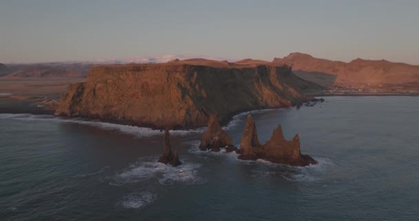 Zapierający Dech Piersiach Widok Góry Reynisdrangar Morze Stosy Rozległy Teren — Wideo stockowe