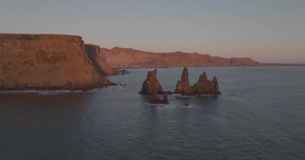 Drone Fpv Aproxima Lentamente Das Pilhas Mar Reynisdrangar Sopé Montanha — Vídeo de Stock