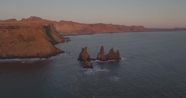 Szeroki Antenowy Strzał Reynisdrangar Morze Stosy Dole Reynisfjall Góra Podczas — Wideo stockowe