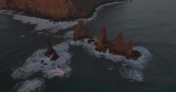 Drona Powolnego Ruchu Pov Fal Oceanicznych Reynisfjary Rozpryskujących Się Stosach — Wideo stockowe