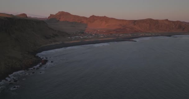 日落期间雷尼斯法哈拉黑色沙滩海岸上的雷尼斯法哈尔山的鸟瞰图 — 图库视频影像