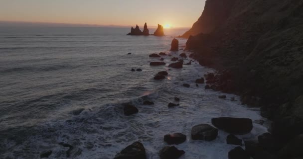 日落时 一架Fpv无人驾驶飞机滑翔向雷诺斯兰加海仓 而海浪则轻柔地冲击着雷诺斯法尔山下的岩石 — 图库视频影像