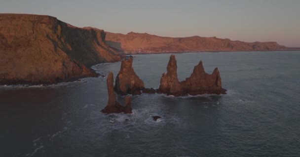 Drohnenaufnahmen Zeigen Die Meeresberge Von Reynisdrangar Die Sich Strand Von — Stockvideo