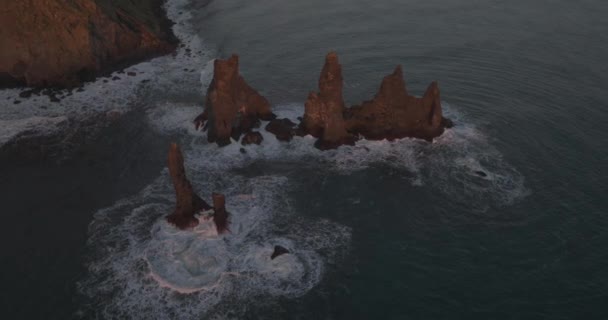 当雷诺斯费拉的海浪缓慢地撞上他们时 空中无人驾驶Pov在雷诺斯费拉的周围飞行 — 图库视频影像